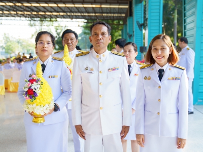 ปศสัตว์สิงห์บรีร่วมพิธีวางพานพ่มดอกไม้สดถวายราชสักการะแด่พระบาทสมเด็จพระบรมชนกาธิเบศร มหาภูมิพลอดุลยเดชมหาราช บรมนาถบพิตรเนื่องในวันพระบิดาแห่งฝนหลวง